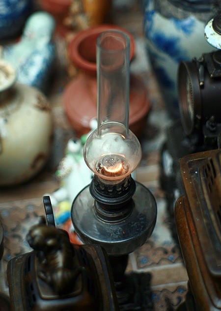 Một kiểu đèn dầu quen thuộc trong thời kỳ bao cấp ở Hà Nội.
